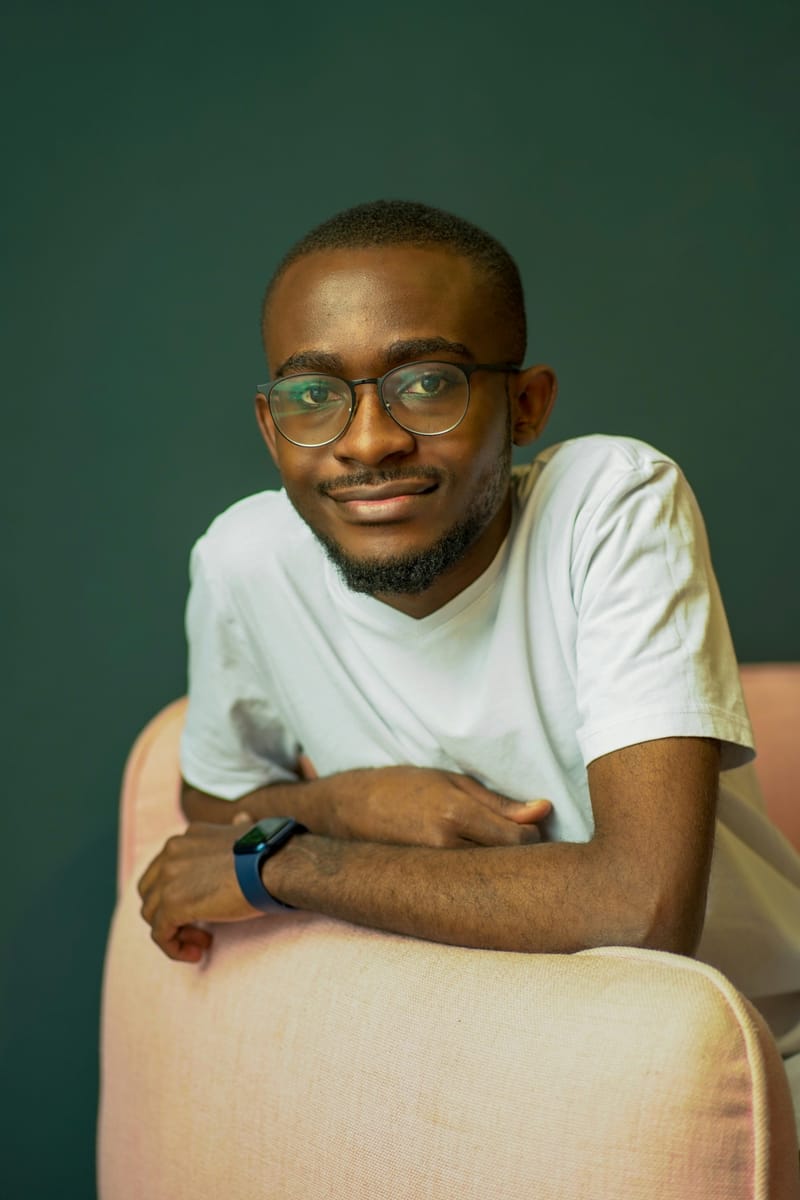 Client essayant des lunettes chez Masiwa Optique