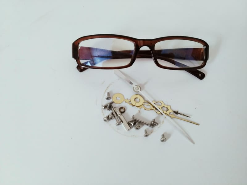 Réparation et ajustage de lunettes